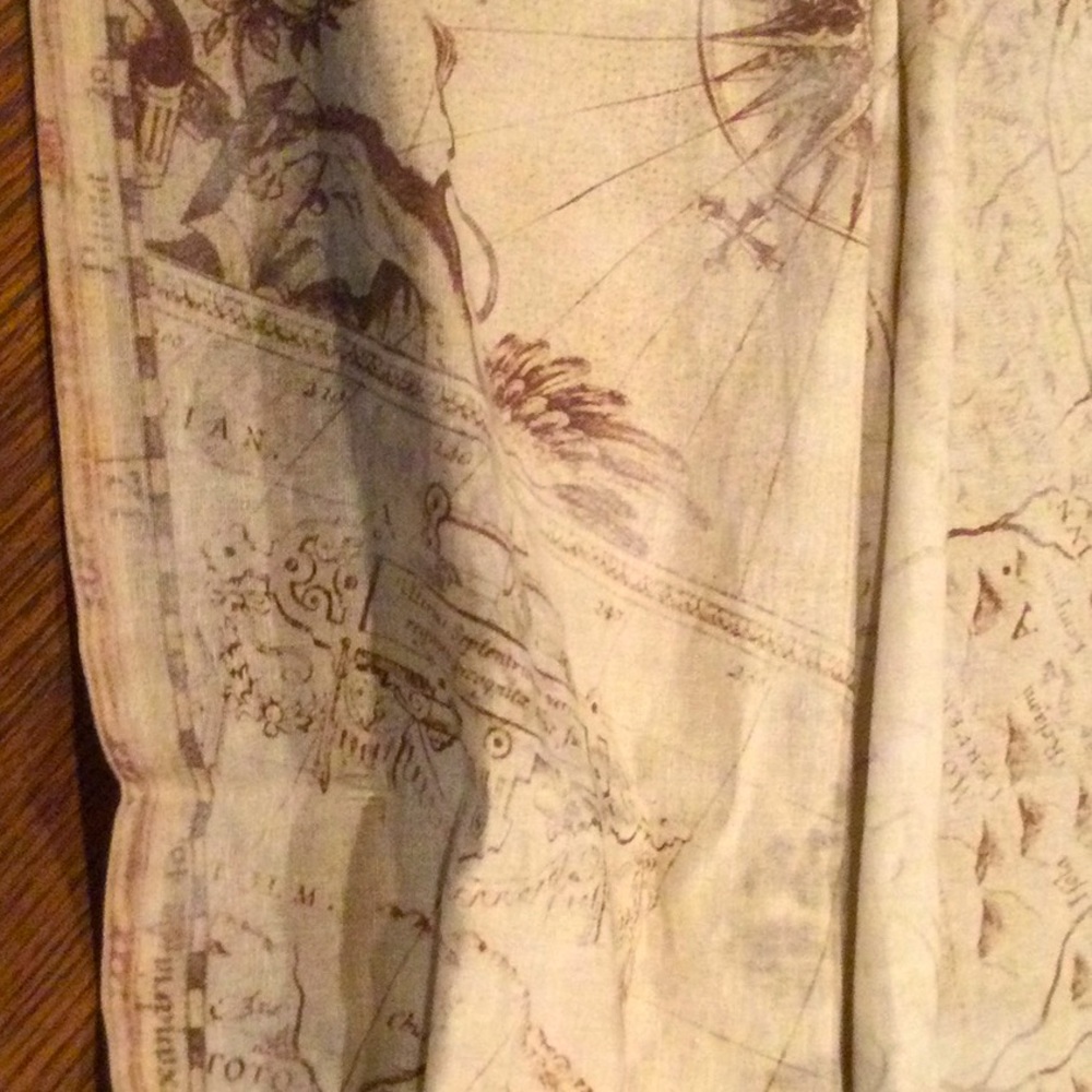 Table square. 85% cotton & 15% linen.